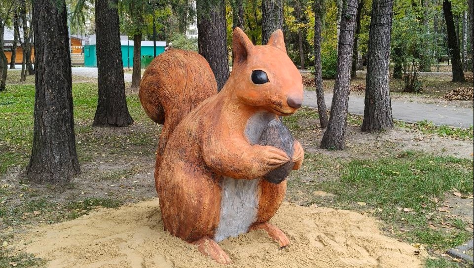 В Центральном парке Йошкар-Олы установили огромную белку